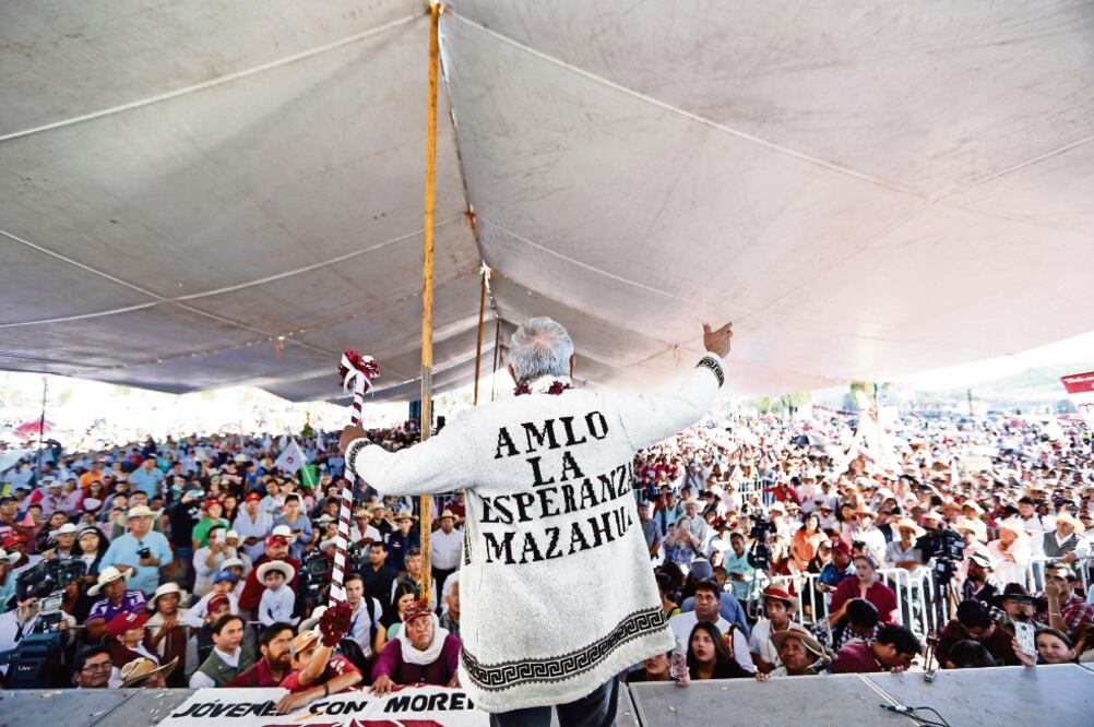 Durante un mitin en San Felipe del Progreso, Estado de México, el candidato presidencial de Morena, Andrés Manuel López Obrador, recibió un abrigo de la comunidad indígena mazahua con la inscripción: “AMLO, la esperanza mazahua” (VALENTE ROSAS. EL UNIVER)