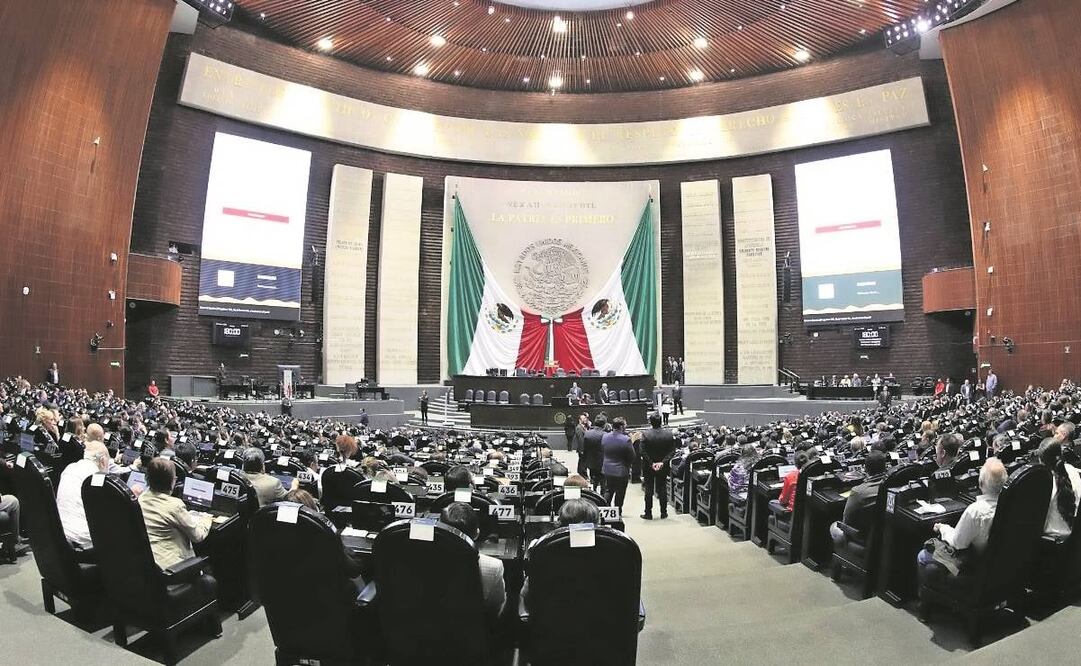  Desde las 09:00 horas inició la entrada de los 531 candidatos; les quitaron bolsas y celulares para que no hicieran trampa.