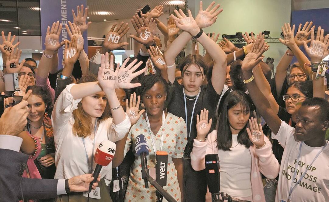 Activistas climáticas se unieron a otros de Fridays for Future en protesta contra el canciller alemán, Olaf Scholz, en la COP27.Foto: Nariman El-Mofty/AP