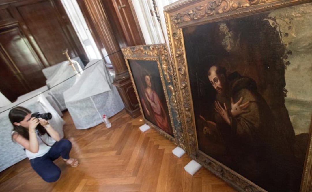 El cuadro "San Francisco" (d) atribuido al pintor Schurtz, y el lienzo "Niño Jesús con la cruz" atribuido a Alonso Cano. Foto: EFE/ Marta Perez