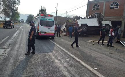Tráiler embiste a camión que transportaba a jornaleros en Michoacán; hay 3 muertos