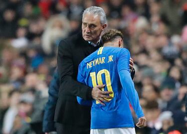 Neymar salió lesionado durante el partido vs Camerún