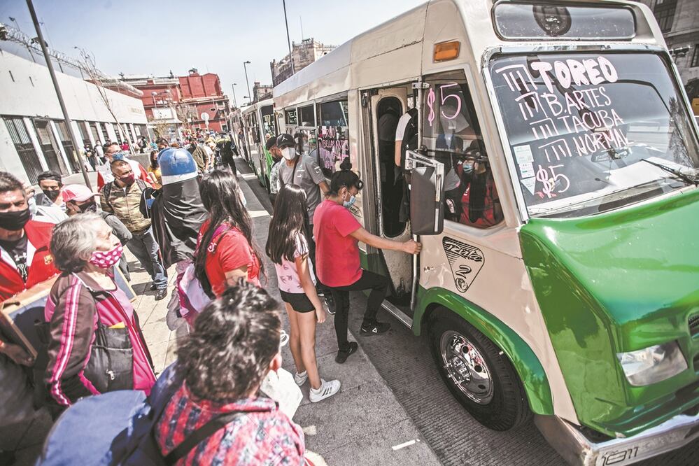 En un recorrido realizado por EL UNIVERSAL se pudo observar cómo las unidades de transporte emergente lucían repletas de usuarios, quienes se quejaron por la falta de abasto. Foto: GERMÁN ESPINOSA. EL UNIVERSAL