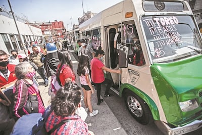 Transporte emergente por L2 del Metro, con retardos