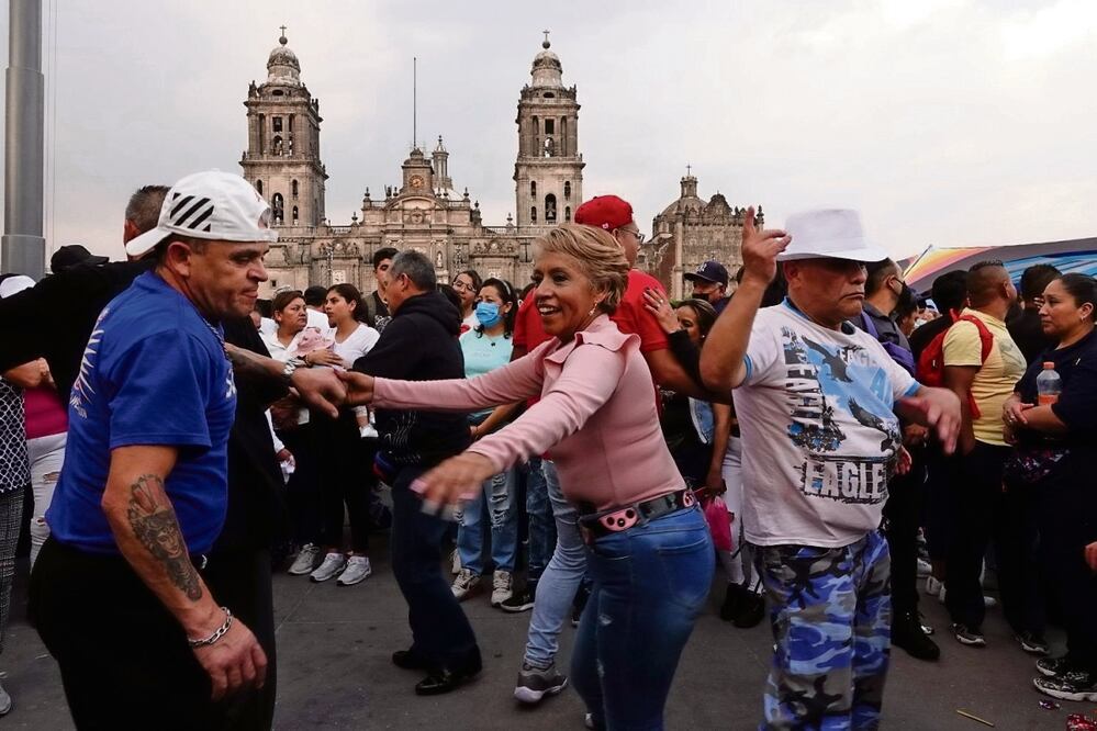 Ni el calor ni la lluvia de este sábado impidieron que las parejas disfrutaran de los sonideros. Foto; Graciela López Herrera / Cuartoscuro