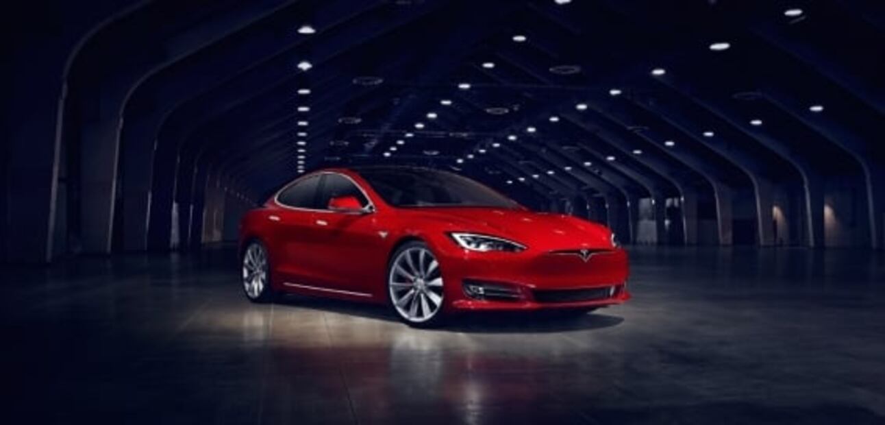Tesla Model S sigue superando al Porsche Taycan