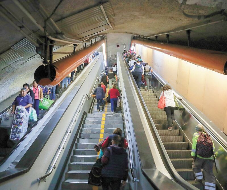 En la estación Tacubaya se encuentran en mantenimiento 13 escaleras, las más complejas del sistema, debido a que son únicas en su estructura. Foto: IVÁN STEPHENS. EL UNIVERSAL