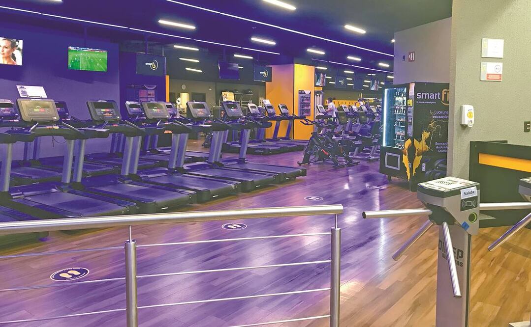 En un recorrido realizado por gimnasios en Naucalpan y Tlalnepantla se observó el caso de un establecimiento donde 95% de sus caminadoras y aparatos están vacíos, pues apenas 20% de su clientela ha regresado. Foto: REBECA JIMÉNEZ. EL UNIVERSAL