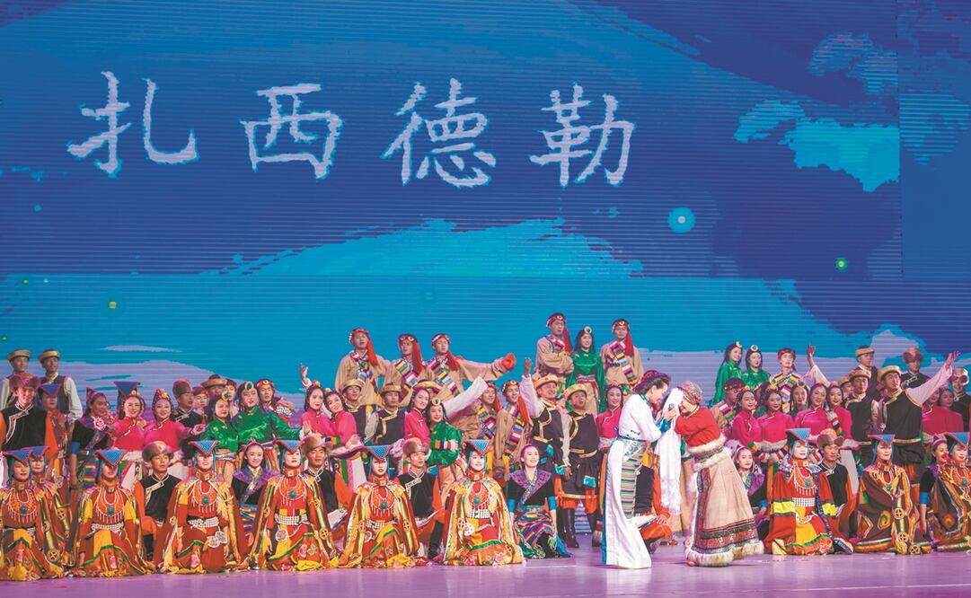 Una gran gala se llevó a cabo para conmemorar el 70 aniversario de la liberación pacífica del Tíbet, en Lhasa, el 19 de agosto. Foto: Zhai Jianlan/ Xinhua.