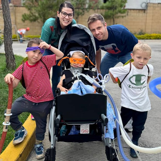 La familia de Oliver intenta sobrellevar la recuperación del pequeño de 2 años con todo el ánimo posible. Foto: Cortesía Familia Staub-García
