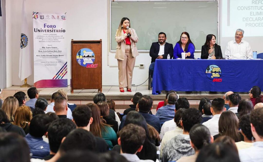 Foro universitario en Baja California Sur donde buscan socializar la iniciativa de reforma para eliminar el fuero constitucional para los servidores públicos en BCS (27/02/2025). Foto: Especial