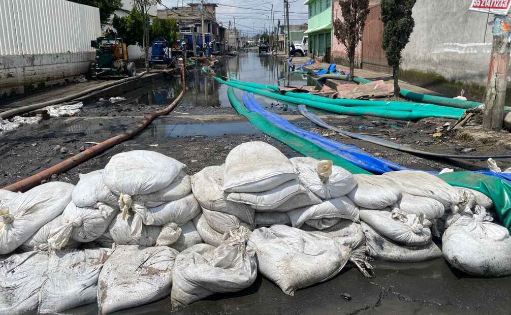En las colonias Jacalones 1 y 2 ya fue desalojado el líquido pluvial y residual que anegó esas dos comunidades y también se efectúan labores de limpieza y desinfección. Foto: Emilio Fernández/EL UNIVERSAL