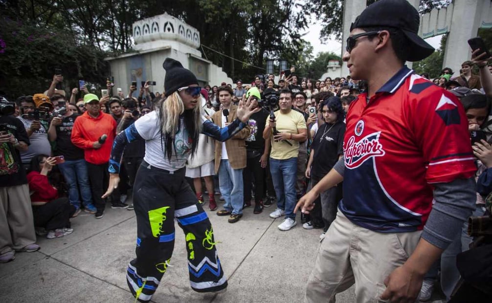 Jóvenes se reunieron en el Parque México para una batalla de farmear aura con un premio de 3,000 pesos. Estos concursos se han popularizado después de la viralidad en redes sociales. FOTO: ANDREA MURCIA /CUARTOSCURO.COM