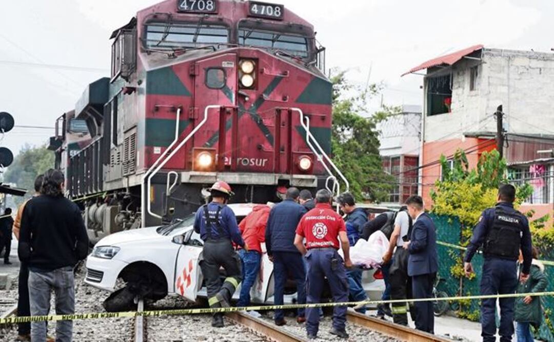 El conductor del tren Chihuahua-Pacifico, tras el fuerte impacto detuvo su marcha y llamó a las líneas de emergencia en busca de auxilio. Foto: Especial/El Universal