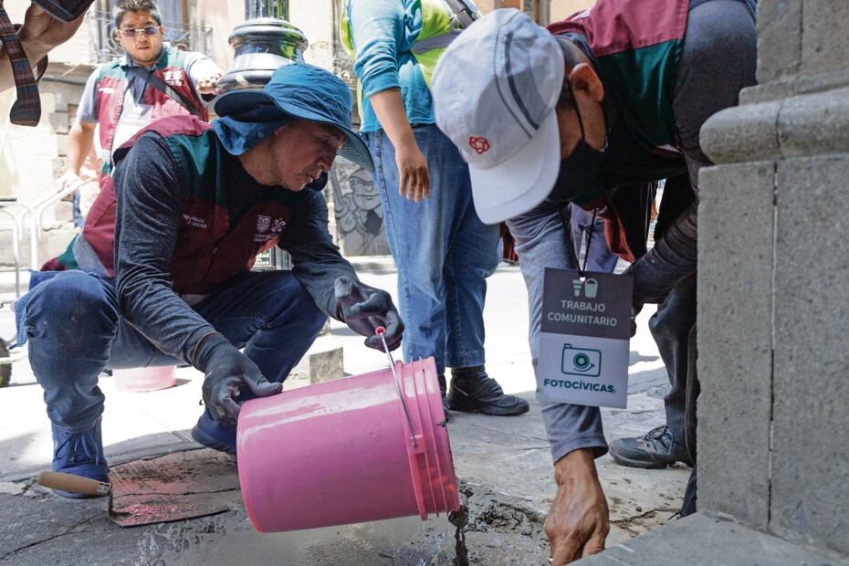 Jorge Zamora fue sancionado con diversas labores en espacios públicos, entre ellas, resanar parte de la banqueta en la calle Justo Sierra. Foto: Yaretzy M. Osnaya