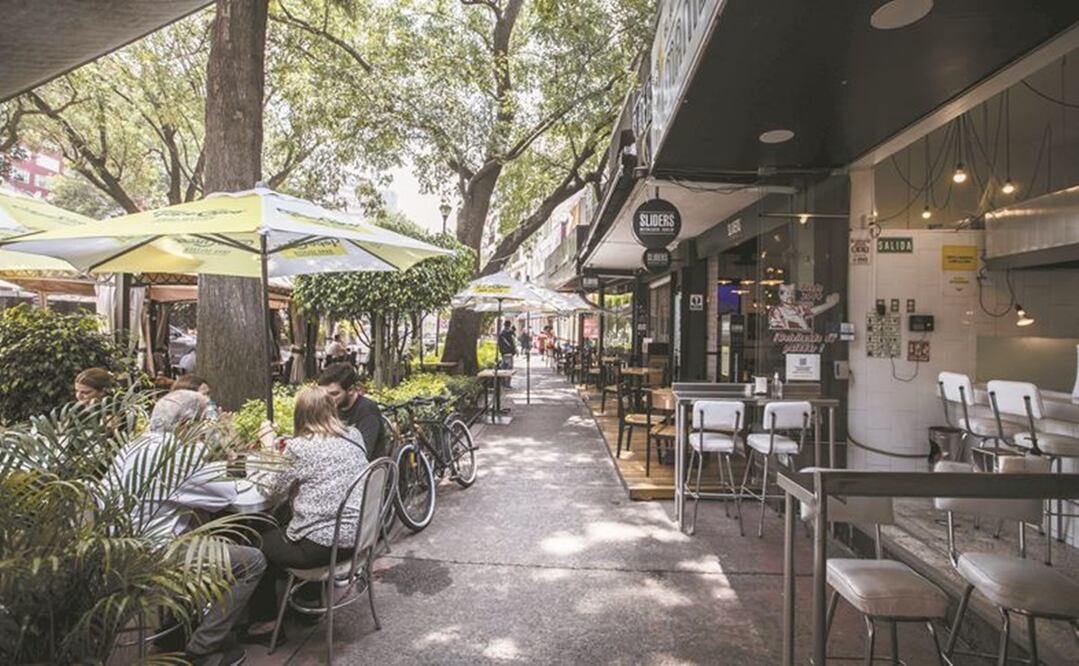 Vecinos de Polanco aseguraron que los restaurantes se han extendido en la colocación de enseres, lo que impide el paso de los transeúntes. Foto: Germán Espinosa/ EL UNIVERSAL.