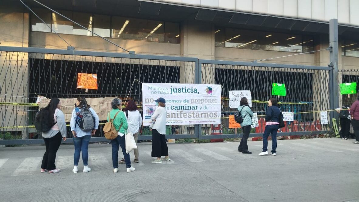 Trabajadores de Mejoredu bloquean accesos de la SEP; exigen acuerdos con la dependencia. Foto: Especial