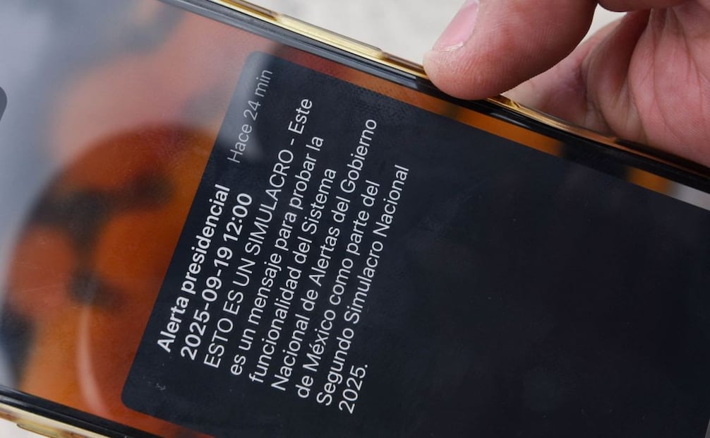 Como parte del protocolo del Segundo Simulacro Nacional 2025, teléfonos celulares recibieron una alerta, para probar la funcionalidad del Sistema Nacional de Alertas del Gobierno de México (19/09/2025). Foto: Crisanta Espinosa/ Cuartoscuro