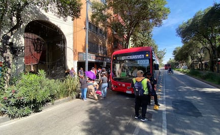 Frenado de emergencia del Metrobús deja cinco lesionados en el Centro Histórico de CDMX