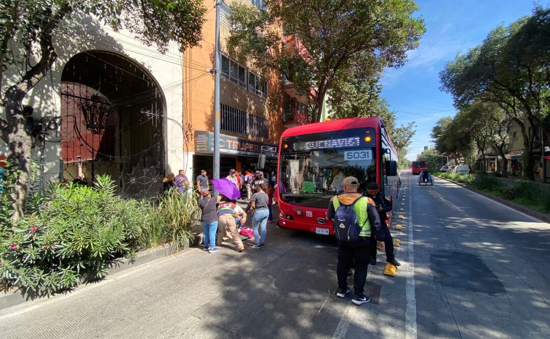 Frenado de emergencia del Metrobús deja cinco lesionados en el Centro Histórico de CDMX. Foto: Juan Carlos Williams