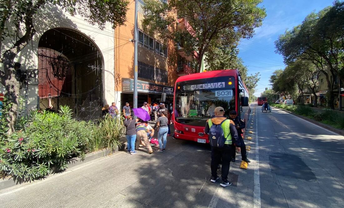 Frenado de emergencia del Metrobús deja cinco lesionados en el Centro Histórico de CDMX. Foto: Juan Carlos Williams