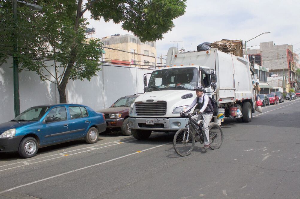 Durante un recorrido por la zona se observó que los conductores de vehículos circulan sobre los carriles destinados para los ciclistas e incluso se detienen por algunos minutos (JENIFER NAVA. EL UNIVERSAL)