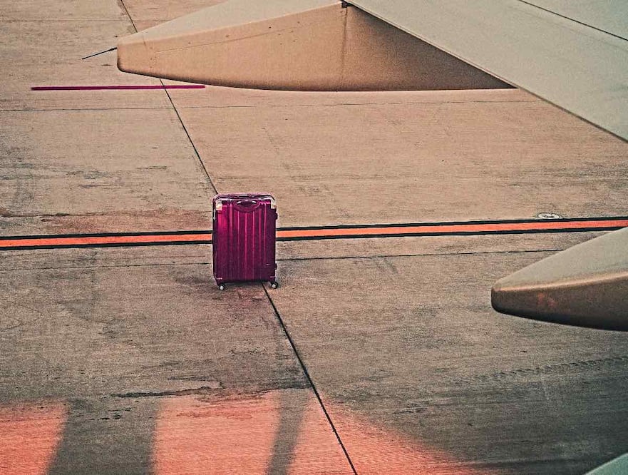 ¿Sabes por qué se pierden las maletas en los aeropuertos? Foto: Ante Hamersmit. Unsplash