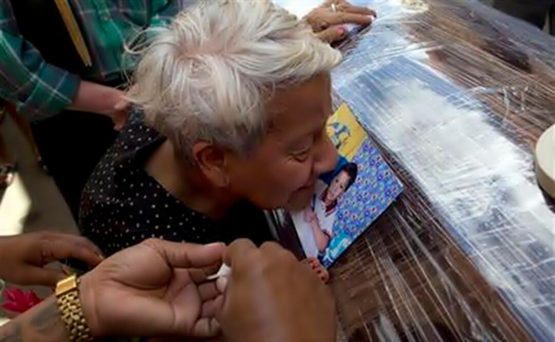 A woman kisses the coffin of one of the dead children in Montecristi. (Photo: AP)