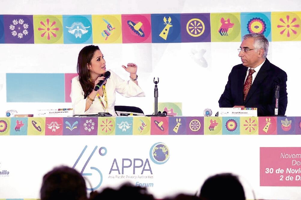 Joseph Cannataci participó en el Foro de Autoridades de Privacidad Asia-Pacífico, organizado por el Inai. En la imagen, con Ximena Puente, presidenta del organismo de transparencia. (FOTO: INAI)