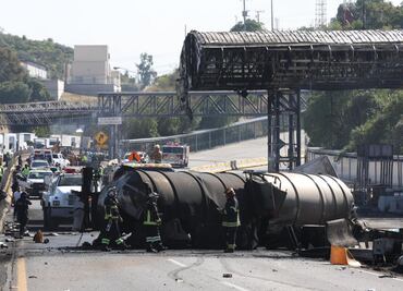 Volcadura e incendio de una pipa de Pemex provoca caos vial en autopista Chamapa-Lechería; no hay personas lesionadas