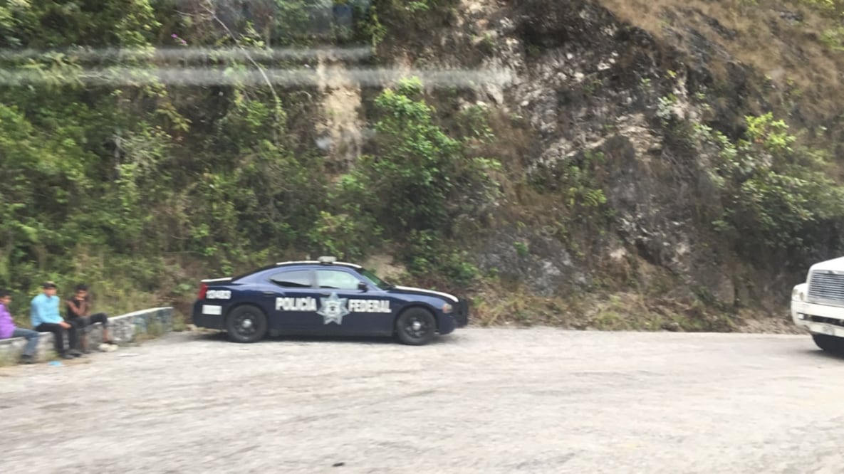 Una patrulla de la Policía Federal asiste al conductor de un tráiler averiado a la altura de Xanil (FREDY MARTÍN. EL UNIVERSAL)