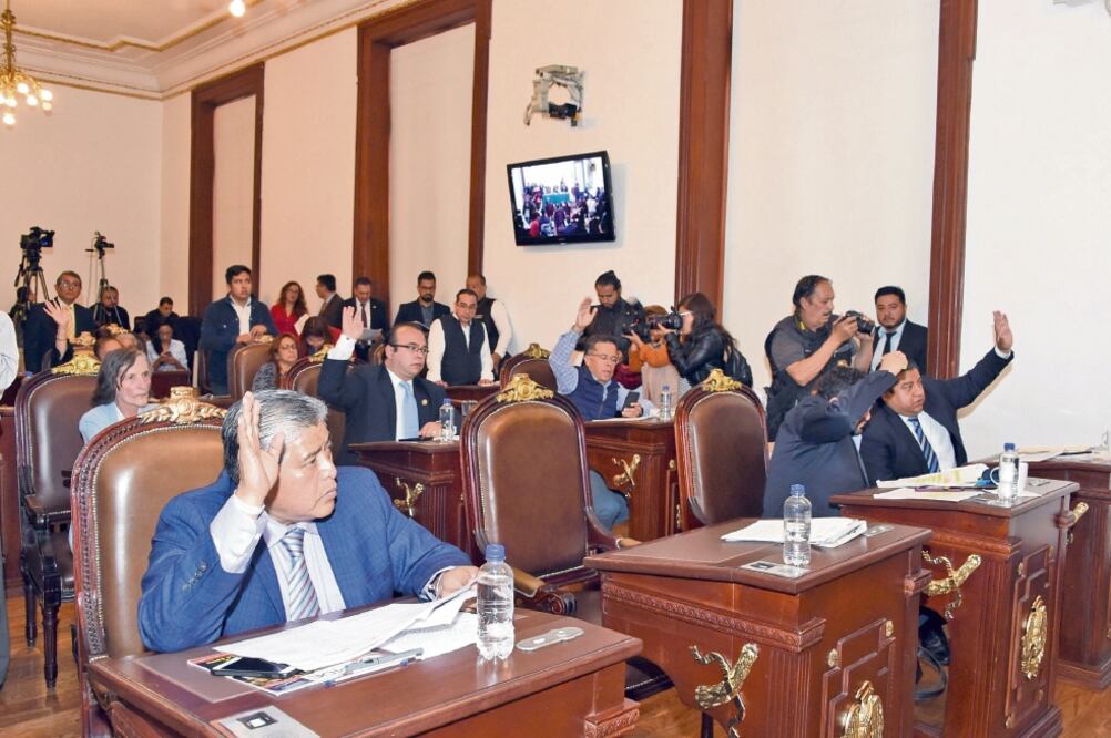 Nueve diputados, que se veían como si se estuviera en un salón de clases, asistieron a la sesión de ayer, que presidió el morenista Alfonso Suárez del Real, quien pidió a sus homólogos que se sentaran para tener una mejor interacción (ESPECIAL)