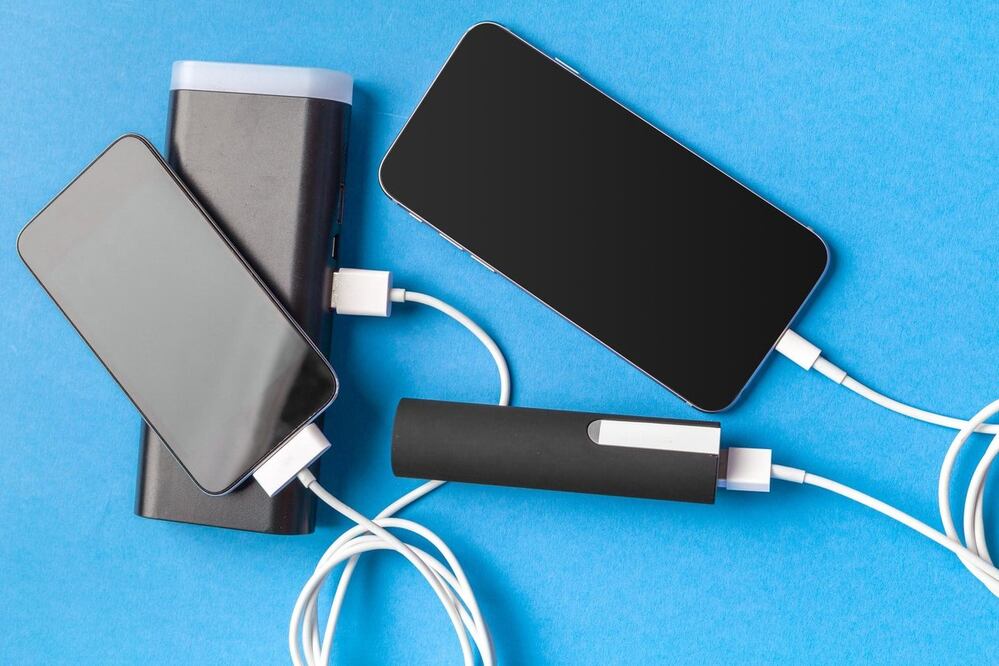 Los cables de cargadores con considerados "basura eléctrica". Foto: Freepik