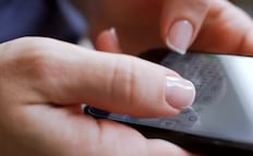 Debate sobre redes sociales debe ir más allá de prohibir celulares en escuelas: SEP; advierte del impacto en niños 