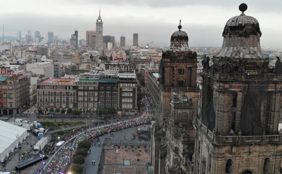Desde muy temprana hora, miles de atletas se dieron cita frente a la Catedral Metropolitana para iniciar el recorrido de la máxima fiesta del atletismo. (Fotografía: Luis Ramírez/ EL UNIVERSAL ) 