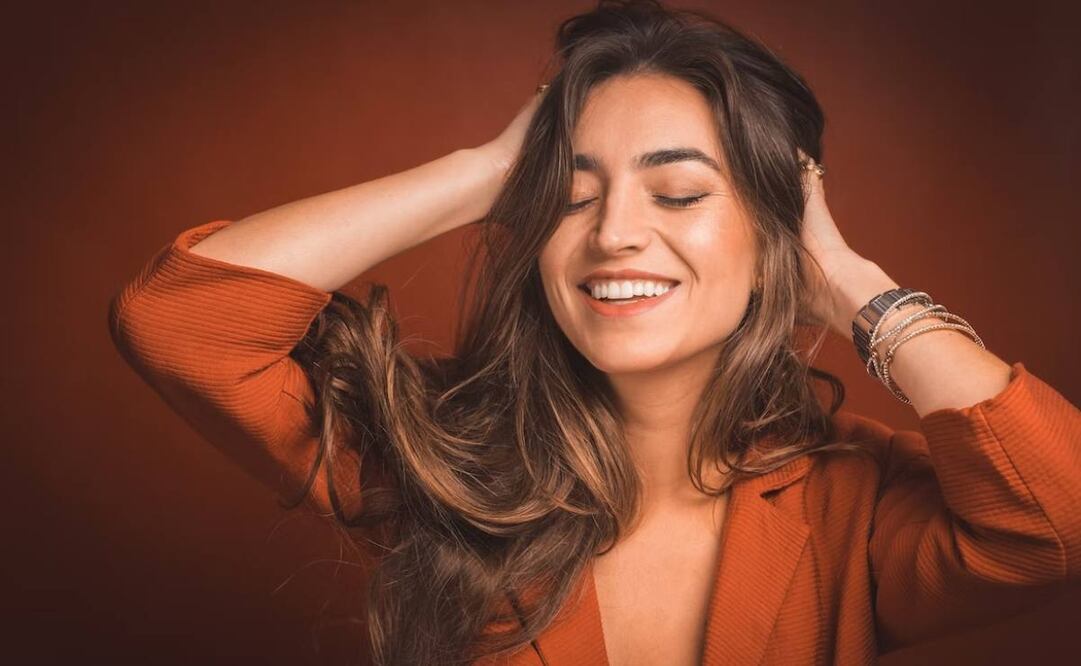 Hay algunas opciones que puedes incluir en tu rutina diaria para evitar lavar a diario tú cabello. Imagen: Unsplash