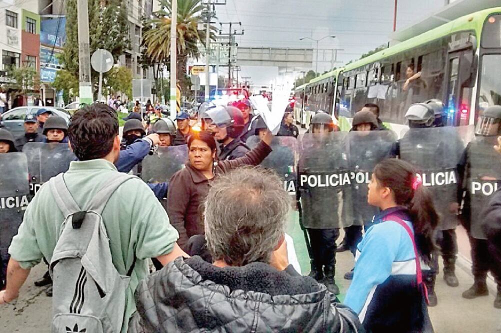 Vecinos de la colonia el Huixmi en la cuidad de Pachuca, protestaron en contra del Sistema de Transporte Integrado Tuzobús, lo que provocó un enfrentamiento con policías estatales (DONORATH MOTA. EL UNIVERSAL)