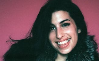 Padre de Amy Winehouse demandó a las amigas de la artista por subastar su ropa; ahora deberá pagar 950 mil libras