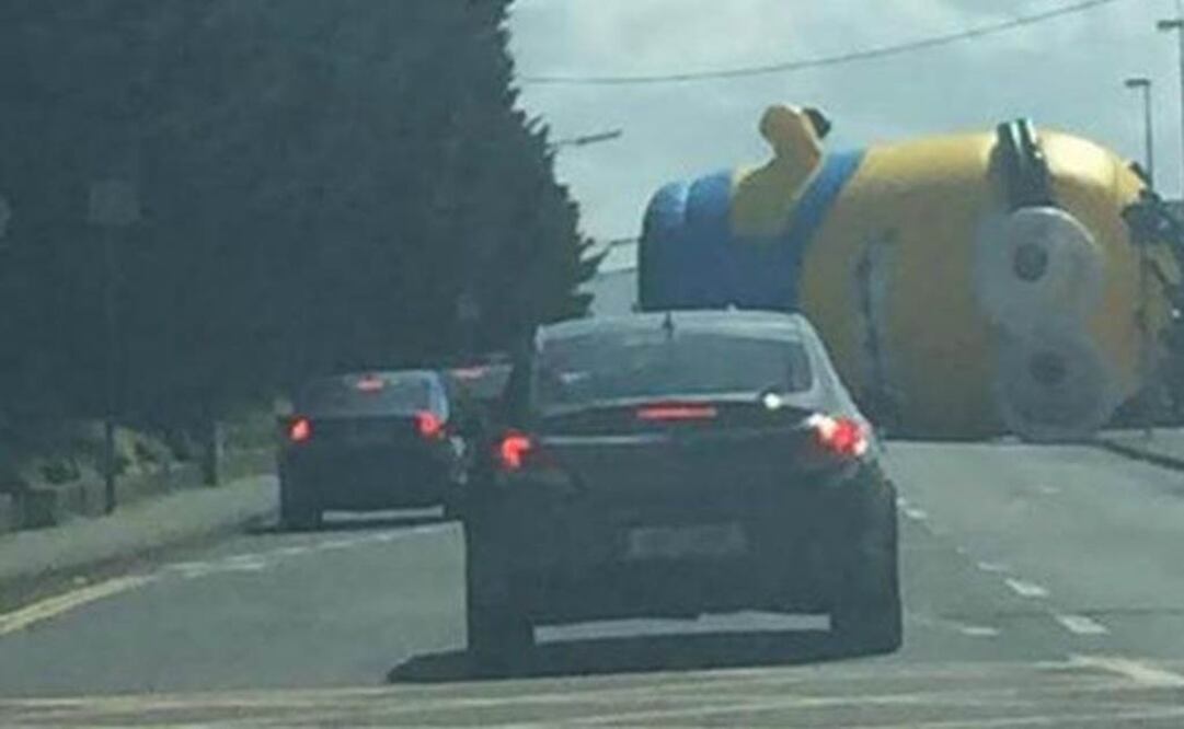 El Foco. Minion gigante detiene el tránsito vehicular