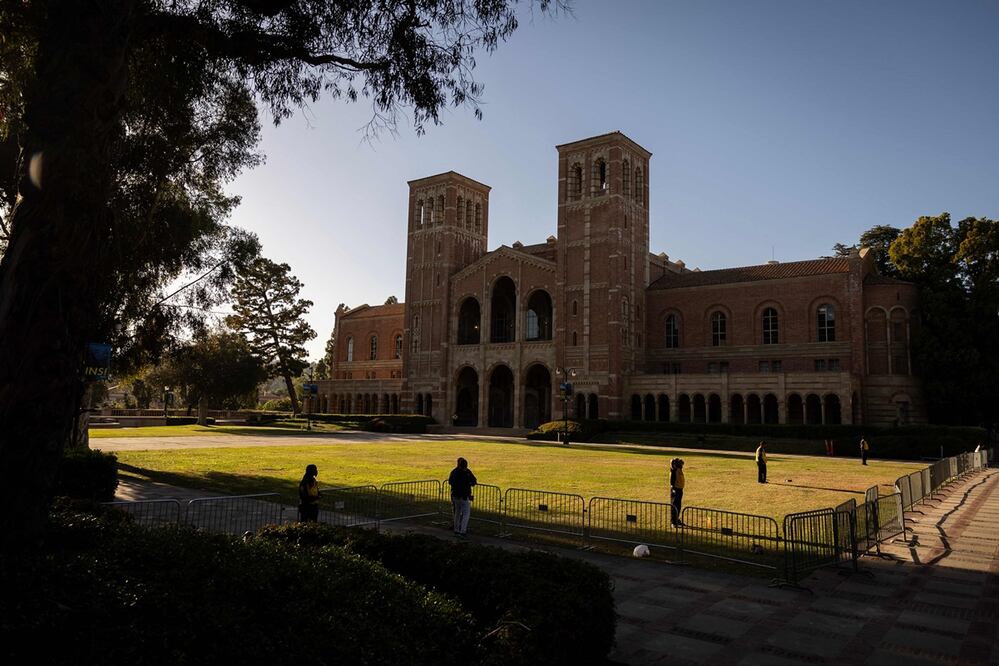 Agentes de seguridad montan guardia en el césped frente al Royce Hall, donde se desmanteló un campamento pro-palestino en el campus de la Universidad de California. Foto: AFP