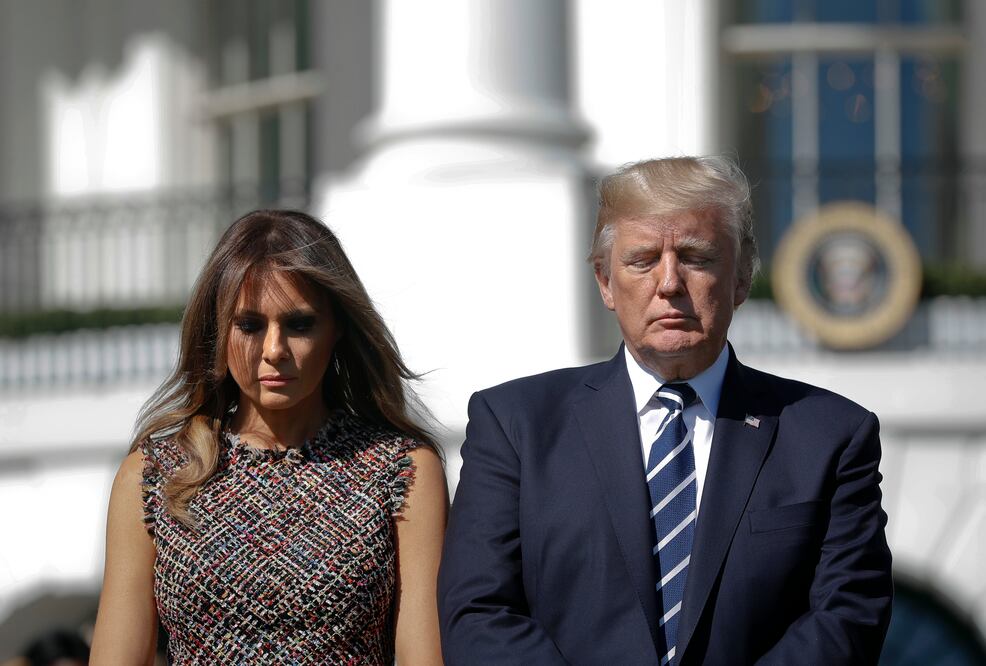 En la breve ceremonia, Trump estaba acompañado por su esposa, Melania (Foto: AP)