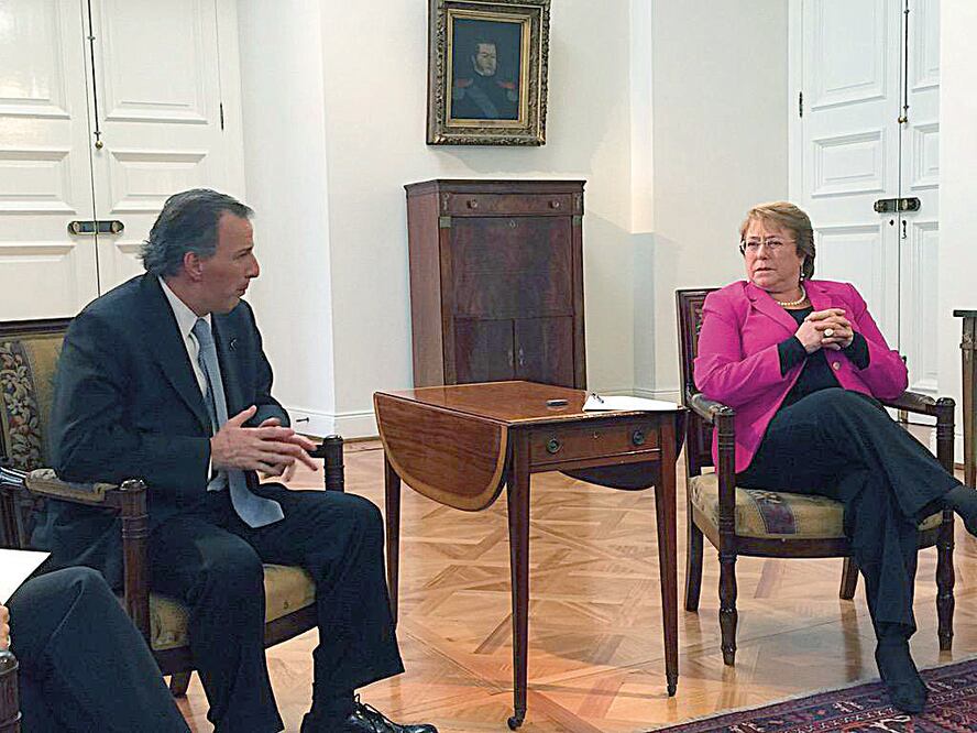 El canciller mexicano, José Antonio Meade, se reunió ayer con la presidenta de Chile, Michelle Bachelet, en el Palacio de La Moneda. (ESPECIAL)
