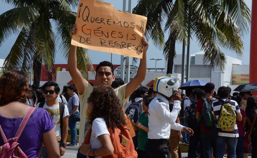 Estudiantes de la Universidad Veracruzana exigieron ayer la aparición de su compañera Génesis (Foto: Paty Morales)