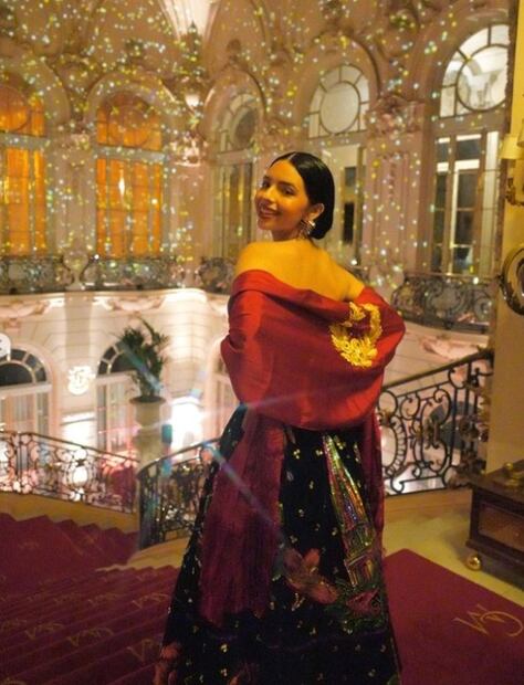 ¿Ángela Aguilar rompió el protocolo al posar junto a la Reina Sofía?