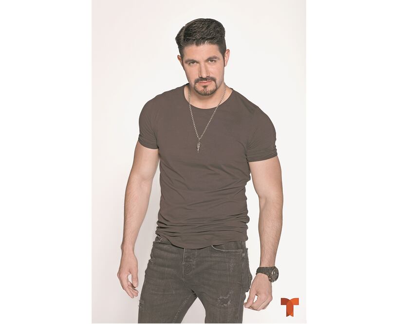 Pepe Gámez explica que en la nueva normalidad, su personaje no podía, por ejemplo, besar a su esposa. Foto: Telemundo