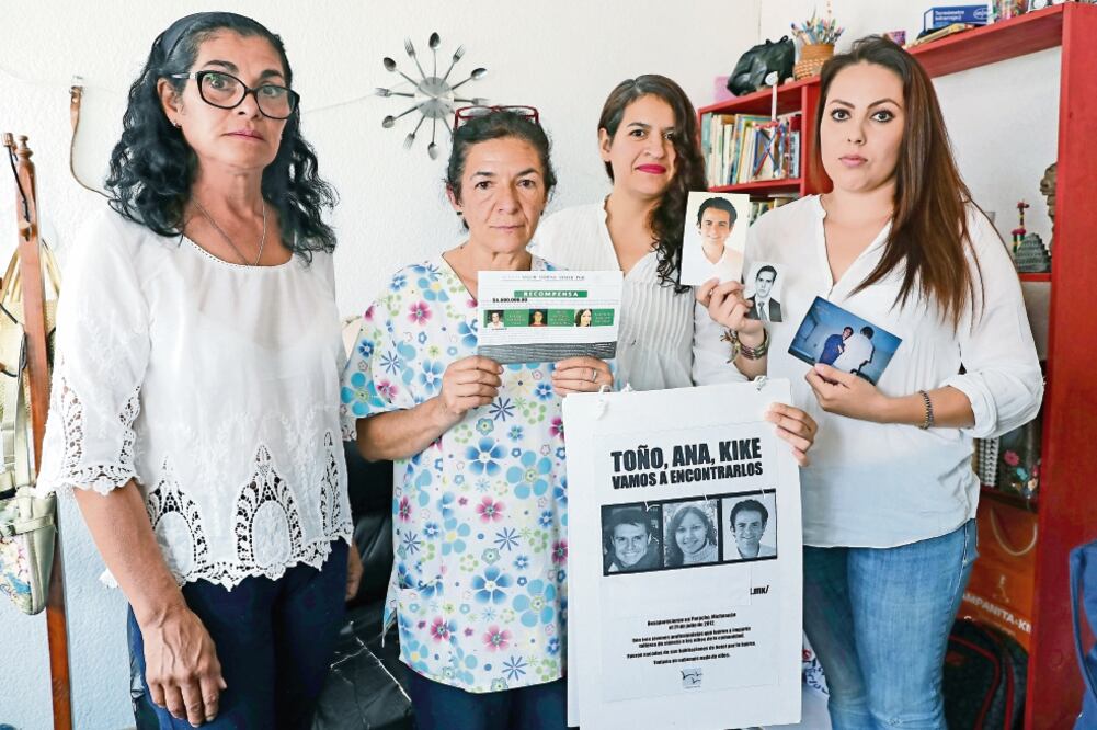 Alicia Nava, madre de Luis Enrique Castañeda; Laura Castañeda, mamá de Diego Maldonado Castañeda; Nallely Maldonado, hermana de Diego, y Mariana Bretón, esposa de Luis Enrique Castañeda, claman justicia por los jóvenes. (LUCÍA GODÍNEZ. EL UNIVERSAL)