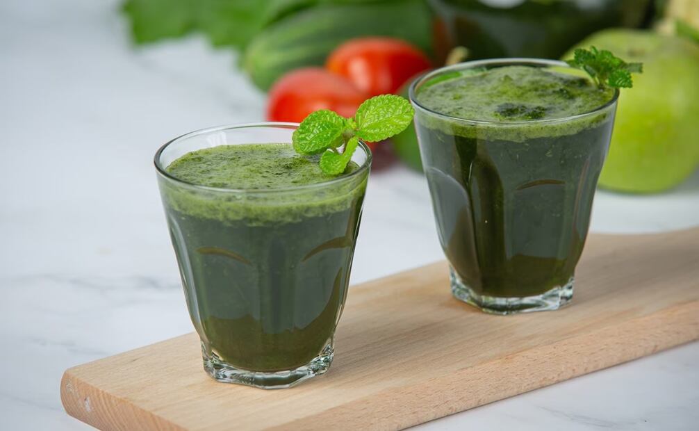 Conoce los beneficios del agua de alfalfa. Foto: Freepik