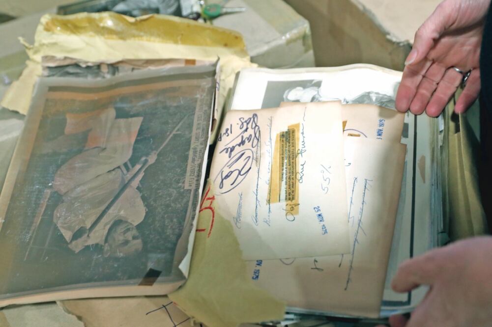 El trabajo de revisión y catalogación del archivo fotográfico de El Heraldo será a largo plazo y muy metódico porque se reconoce su gran valor histórico. (IMÁGENES DE JUAN CARLOS REYES. EL UNIVERSAL)