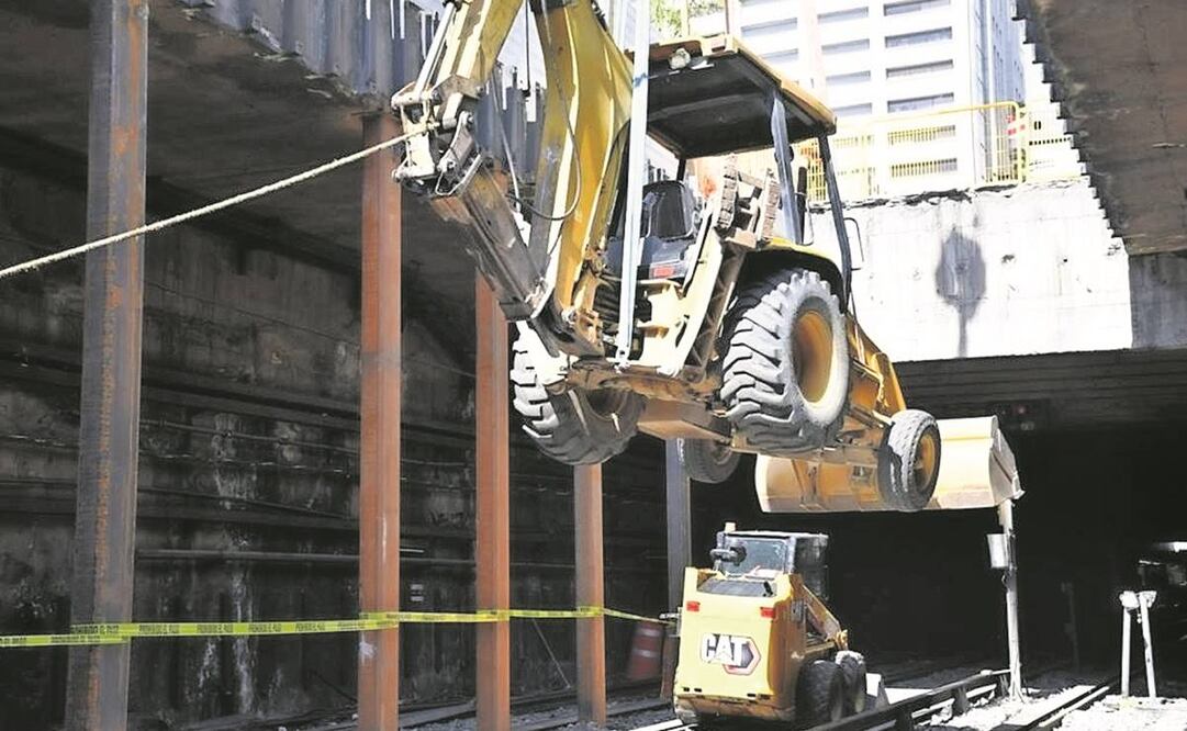Trabajadores del STC bajaron la maquinaria con el apoyo de una grúa; con ésta se dará paso al retiro de balasto y vías. Foto: Especial.