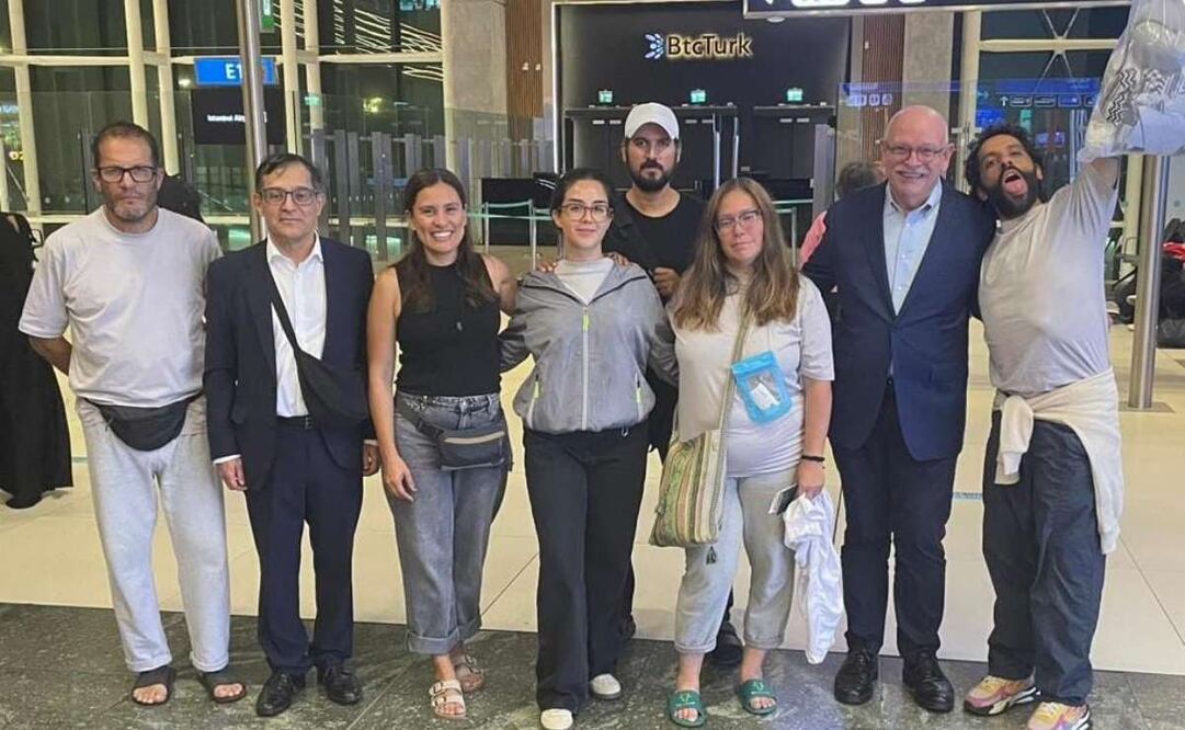 Mexicanos detenidos por Israel llegan a Estambul para su repatriación este martes 7 de octubre de 2025. Foto: SRE